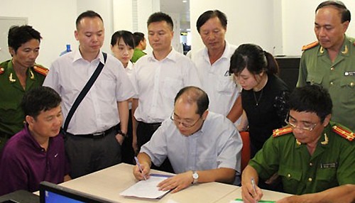 Cảnh sát Việt Nam ban giao Yin Wen Sheng (áo tím) cho Trung Quốc. Ảnh:CA TP HCM