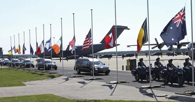 Xác các nạn nhân MH17 được đưa về Eindhoven (Hà Lan) hôm 23/07/2014. REUTERS/Francois Lenoir