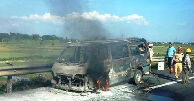 Chiếc ô tô 16 chỗ bị cháy trụi khung. (Ảnh: Nguyễn Khánh/Otofun)
