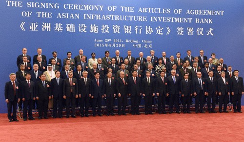 Chủ tịch Trung Quốc Tập Cận Bình (giữa, phía trước) chụp ảnh chung với các đại biểu tham dự lễ ký kết ngày 29/6. Ảnh:AFP/TTXVN