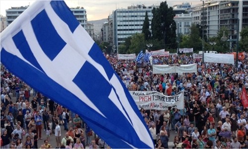 Người dân Hy Lạp biểu tình phản đối thắt chặt tại Athens. Ảnh:AP