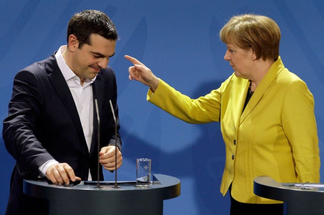 Thủ tướng Đức Angela Merkel và Thủ tướng Hi Lạp Alexis Tsipras - Ảnh: bwbx.io