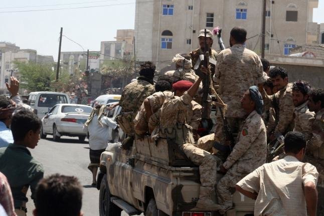 Binh sĩ của Chính phủ Yemen tuần tra ở thành phố Taiz hồi tháng 3 - Ảnh: UPI