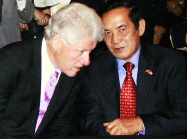 Cựu tổng thống Mỹ Bill Clinton trò chuyện với cựu đại sứ Việt Nam tại Mỹ Lê Công Phụng năm 2010 - Ảnh: tư liệu Tuổi Trẻ