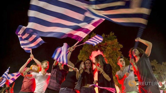 Người dân Hi Lạp ăn mừng chiến thắng khi nói "Không" với gói cứu trợ từ EU-IMF - Ảnh: Reuters