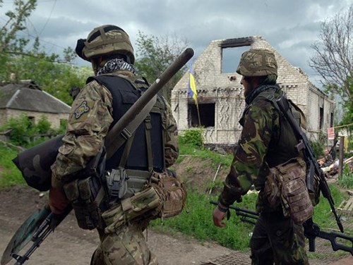 Binh lính Ukraine tham chiến tại khu vực gần sân bay Donetsk