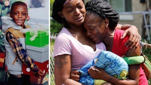 Amber Hailey, 28 tuổi, mẹ của Amari Brown, 7 tuổi, khóc ở phía ngoài nhà riêng, thành phố Chicago, hôm 5/7 sau khi biết tin con trai thiệt mạng vì bị bắn. Ảnh: The Chicago Tribune.