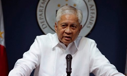 Ngoại trưởng Philippines Albert del Rosario vạch rõ âm mưu của Trung Quốc trên Biển Đông trong phiên tranh tụng tại tòa PCA. Ảnh: Philstar
