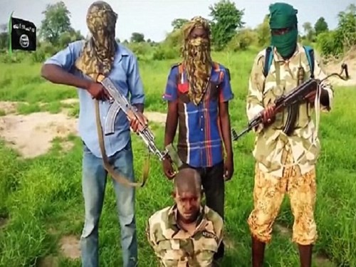 Chiến binh Nigeria quỳ gối trước khi bị hành quyết dã man