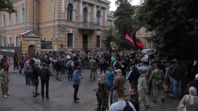 Khung cảnh sau vụ bạo động ở Mukachevo sau khi các phần tử Right Sector tấn công.