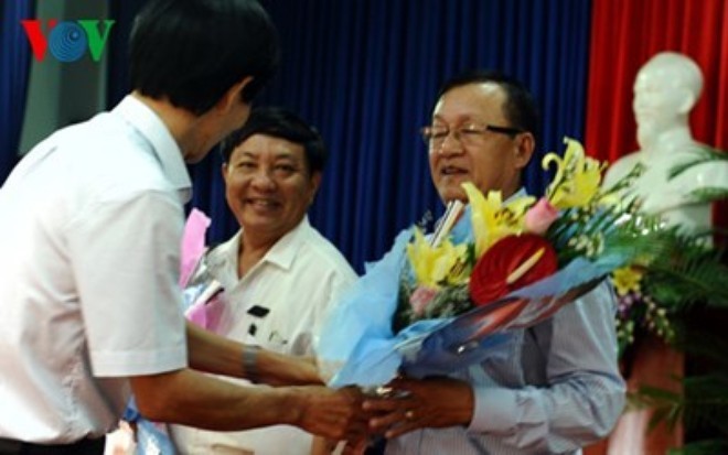 Ông Nguyễn Sự - Chủ tịch HĐND thành phố Hội An tặng hoa chúc mừng ông Nguyễn Văn Dũng