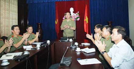 Bộ Trưởng Bộ CA Trần Đại Quang chúc mừng ban chuyên án trong vụ bắt giữ "cá lớn" Giang Kim Đạt.