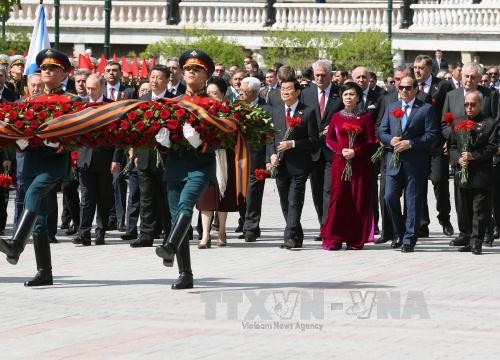 Chủ tịch nước Trương Tấn Sang cùng Tổng thống Nga Putin và nguyên thủ nhiều nước tham dự lễ đặt vòng hoa tại Đài tưởng niệm các Chiến sĩ vô danh nhân Lễ kỷ niệm 70 năm Chiến thắng trong Chiến tranh Vệ quốc vĩ đại, ngày 9/5/2015. Ảnh: Nguyễn Khang - TTXVN