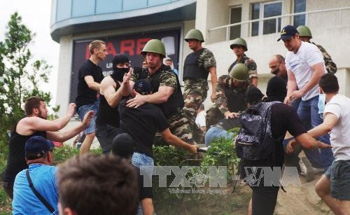 Những người biểu tình quá khích tấn công Tổng lãnh sự quán Nga ở thành phố Odessa ngày 16/6. Ảnh: AFP/ TTXVN