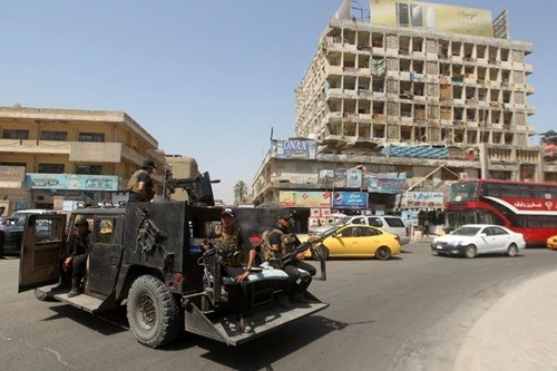 Lực lượng an ninh Iraq tuần tra phía ngoài chợ Shorja, trung tâm Baghdad, hôm 16/7. Ảnh: AFP.