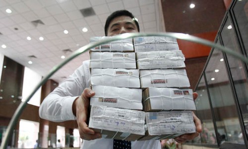 Theo số liệu của WB, mỗi người dân Việt Nam gánh hơn 1.200 USD nợ công. Ảnh: Reuters