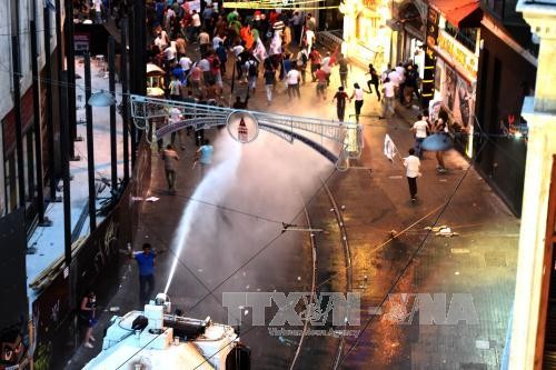 Cảnh sát Thổ Nhĩ Kỳ được triển khai ngăn dòng người quá khích biểu tình tại Istanbulngày 21/7lên án vụ đánh bom liều chết đẫm máu. Ảnh: AFP/TTXVN