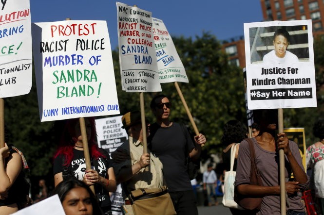 Người Mỹ da đen biểu tình ở New York để phản đối cảnh sát da trắng sử dụng vũ lực đối với người da đen - Ảnh: Reuters
