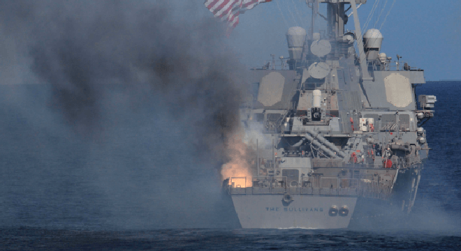 Vụ nổ tên lửa gây ra đám cháy trên tàu USS The Sullivans - Ảnh: Hải quân Mỹ