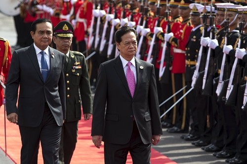 Thủ tướng Nguyễn Tấn Dũng và Thủ tướng Thái Lan Prayuth Chan-ocha (trái) duyệt đội danh dự tại Nhà khách Chính phủ ở thủ đô Bangkok. Ảnh: Reuters.