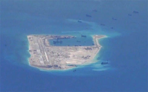 Ảnh chụp từ máy bay trinh sát P-8A Poseidon của Mỹ hồi tháng 5 cho thấy hoạt động bồi đắp của Trung Quốc ở bãi Chữ Thập, quần đảo Trường Sa thuộc chủ quyền của Việt Nam. Ảnh: Reuters.