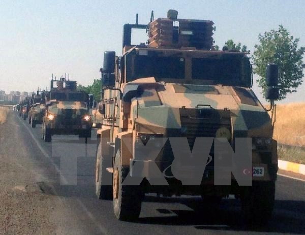 Xe quân sự Thổ Nhĩ Kỳ gác gần Kilis, khu vực giáp giới với Syria ngày 23/7. Ảnh: THX/ TTXVN