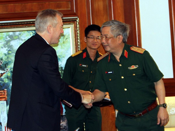 Thượng tướng Nguyễn Chí Vịnh đón tiếp Đại sứ Ted Osius trong cuộc gặp song phương ngày 27.7 - Ảnh: P.Hậu