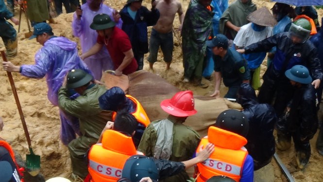 Lực lượng cứu hộ đưa những người thiệt mạng trong vụ sập nhà tại Tổ 44, khu 4 (phường Cao Thắng, Tp Hạ Long) - Ảnh: ĐH