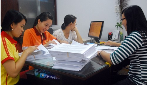 Nhân viên Cơ quan Đại diện Bộ Giáo dục và Đào tạo tại TP HCM phân loại phiếu điểm để phát cho thí sinh. Ảnh:Nguyễn Duy