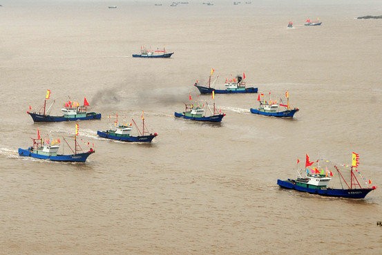 Các tàu cá Trung Quốc, bao gồm tàu của dân quân biển, hoạt động trên biển Hoa Đông - Ảnh: AFP