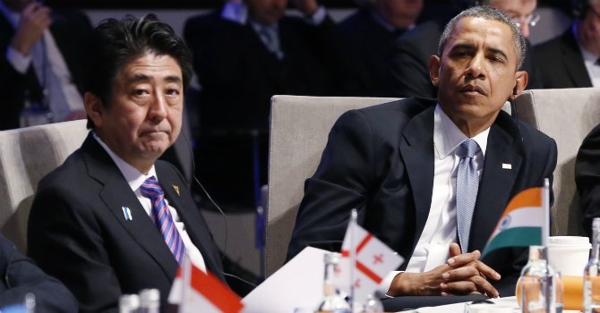 Thủ tướng Nhật Bản Shinzo Abe (trái) và Tổng thống Mỹ Barack Obama (phải). Ảnh: PBS