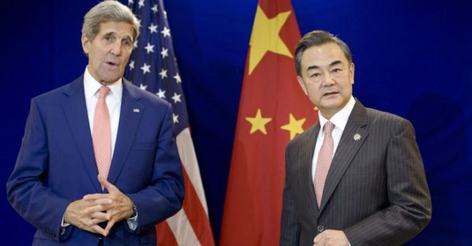 Ngoại trưởng Mỹ John Kerry và người đồng cấp Trung Quốc Vương Nghị. Ảnh: IBT