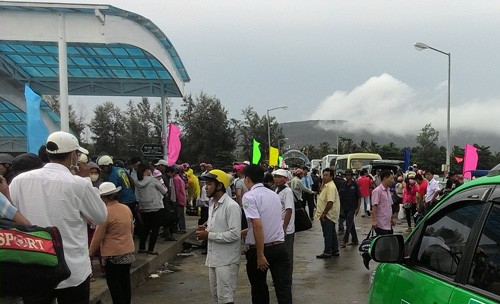 Rất đông hành khách đang kẹt lại đảo Phú Quốc vì các tàu cao tốc vào đất liền tạm ngưng hoạt động. Ảnh: Cửu Long