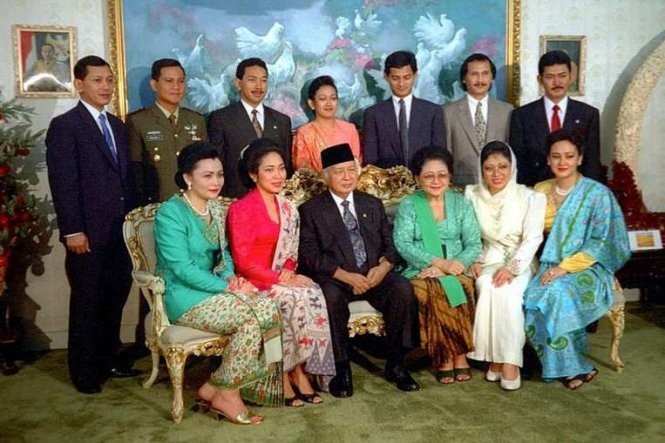 Cố tổng thống Suharto (thứ ba từ trái, hàng đầu) chụp ảnh cùng gia đình năm 1993 - Ảnh: TEMPO