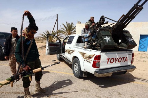 Các thành viên thuộc lực lượng chống lại IS ở Libya đang chuẩn bị đợt tấn công mới. Ảnh: AFP