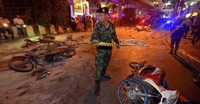 Cảnh sát đang phong tỏa hiện trường vụ đánh bom ở Thái Lan. Ảnh AFP 2015/ PORNCHAI KITTIWONGSAKUL