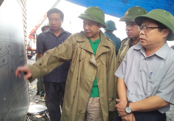 Phó Chủ tịch UBND tỉnh Đặng Huy Hậu có mặt tại hiện trường chỉ đạo cứu hộ cứu nạn. (Ảnh: Đài PTTH Quảng Ninh)