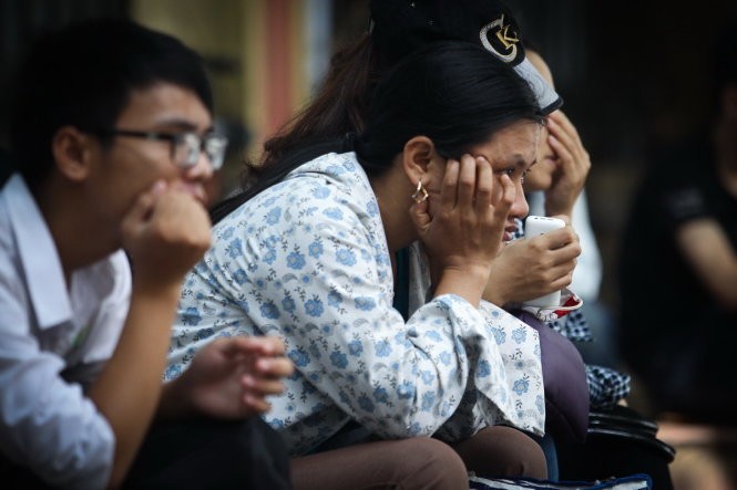 Vẻ mặt mệt mỏi của cả phụ huynh và thí sinh khi phải chờ đợi rút hồ sơ tại Trường ĐH Công nghiệp Hà Nội. Ảnh - Nguyễn Khánh