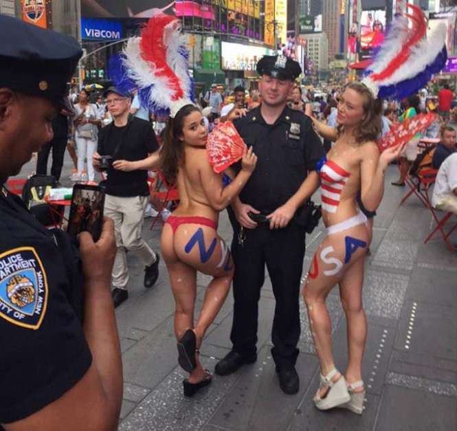 Cảnh sát New York bị chỉ trích dữ dội khi chụp ảnh cùng các cô gái khỏa thân 
