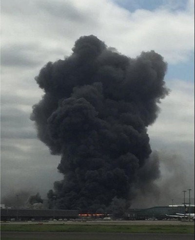 Khói bốc lên cao trong vụ hỏa hoạn tại nhà máy thép gần sân bay Haneda, Tokyo.