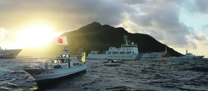 Tàu tuần tra Nhật và Trung Quốc vờn nhau ở vùng biển gần quần đảo Senkaku/Điếu Ngư -  Ảnh: Today Online