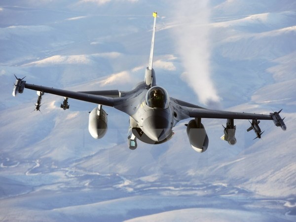 Tiêm kích F-16 ra uy tiêu diệt máy bay không người lái