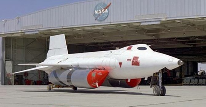Phi cơ X-15 bên ngoài trung tâm thử nghiệm của NASA. Ảnh: Tacairnet.