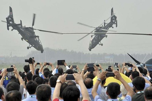 Trực thăng quân sự Trung Quốc biểu diễn trong một triển lãm hàng không ở Thiên Tân. Ảnh: Reuters