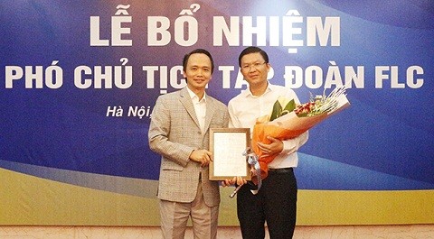 Ông Trịnh Văn Quyết, Chủ tịch HĐQT tặng hoa ôngLê Thành Vinh.