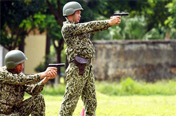 Lính đặc công luyện tập tác chiến chống khủng bố