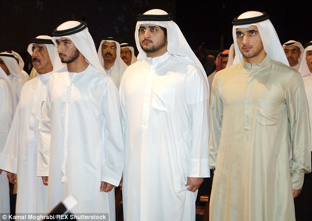 Anh em: Rashid (phải) chụp chung với anh em của ông Sheikh Majid (trái) và Sheikh Maktoum trong năm 2007