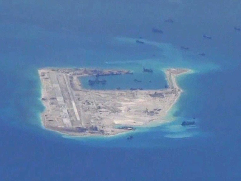 Ảnh chụp Trung Quốc  bồi đắp đảo nhân tạo từ máy bay do thám P-8A Poseidon Hải quân Mỹ 21.05,2015.