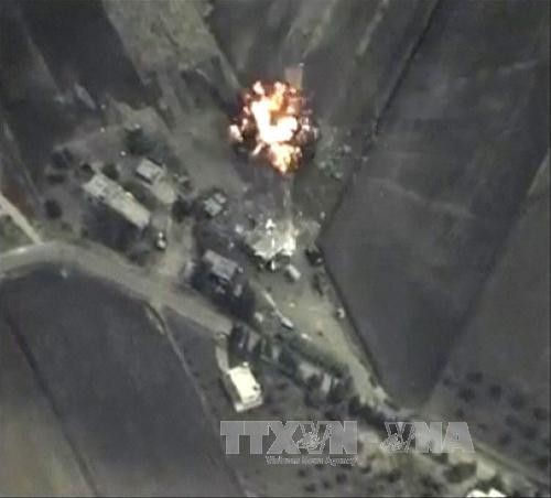 Các vụ không kích của không quân Nga nhằm chính xác vào các mục tiêu dưới mặt đất của IS tại vùng núi ở Syria ngày 30/9. Ảnh: Reuters/TTXVN