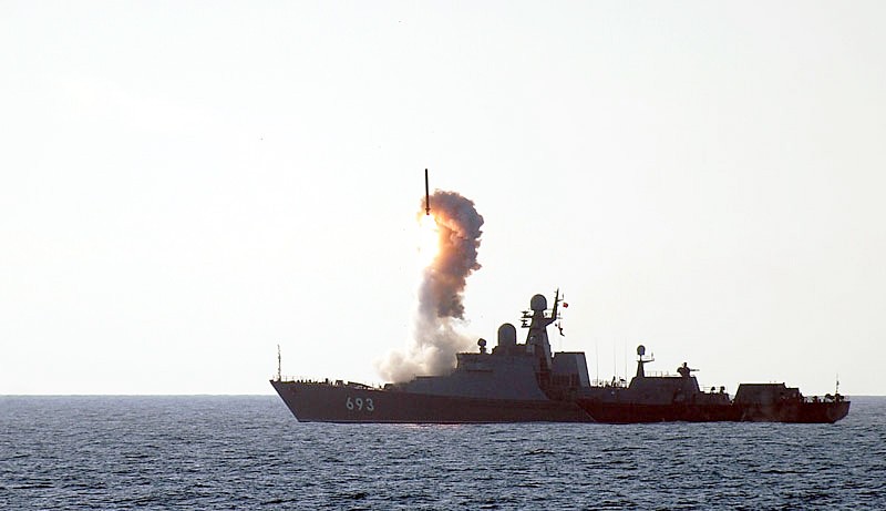 Chiến hạm mang tên lửa "Dagestan" dự án 11.661 phóng tên lửa "Kalibr"